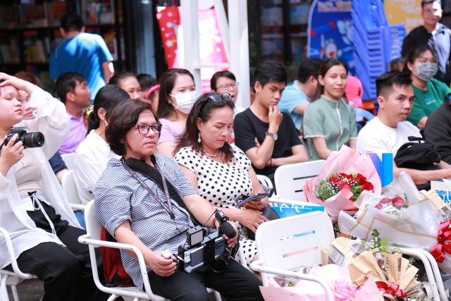 Báo và sách của nhà báo Dương Thành Truyền, Nguyễn Khắc Cường, Hồ Huy Sơn, Trung Nghĩa - Ảnh 2.