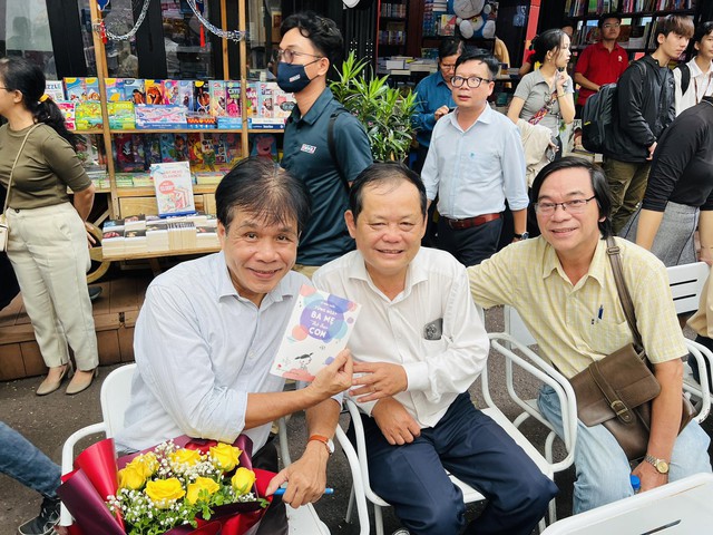 Niềm vui nhân ba của nhà thơ Lê Minh Quốc trong Tuần lễ Sách người làm báo   - Ảnh 5.