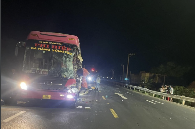 Phú Yên: Hai ô tô khách tông trong đêm, 2 người tử vong, nhiều người bị thương - Ảnh 1.