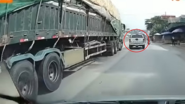 Ô tô bán tải đi ‘2 hàng’, gây tai nạn với xe container trên quốc lộ - Ảnh 2.
