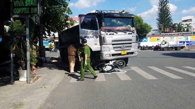 TP.HCM: Xe ben cuốn xe máy vào gầm tại giao lộ, 1 người tử vong - Ảnh 2.