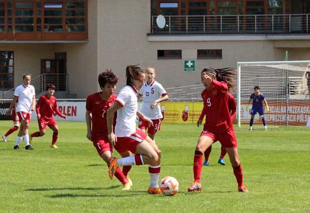 Huỳnh Như bị đau, đội tuyển nữ Việt Nam thua sít sao U.23 Ba Lan - Ảnh 1.