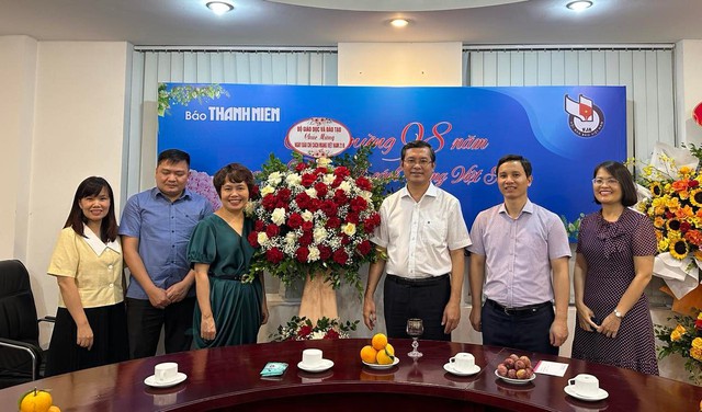 Lãnh đạo tỉnh Hải Dương và Bộ GD-ĐT chúc mừng Báo Thanh Niên nhân ngày 21.6 - Ảnh 2.