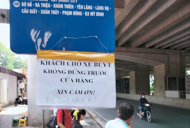 Hà Nội: Cửa hàng treo biển 'không biết chữ à' đuổi khéo người đứng chờ xe buýt - Ảnh 1.