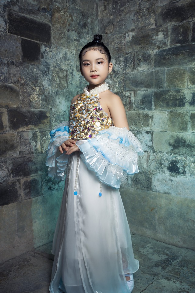 Mẫu nhí 8 tuổi mang giấc mơ thời trang Việt của mẹ đến sàn diễn Thượng hải  - Ảnh 10.