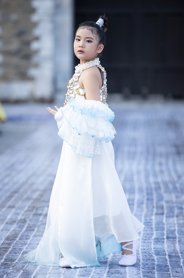 Mẫu nhí 8 tuổi mang giấc mơ thời trang Việt của mẹ đến sàn diễn Thượng hải  - Ảnh 11.