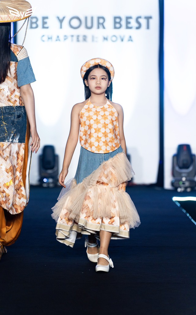 Mẫu nhí 8 tuổi mang giấc mơ thời trang Việt của mẹ đến sàn diễn Thượng hải  - Ảnh 12.