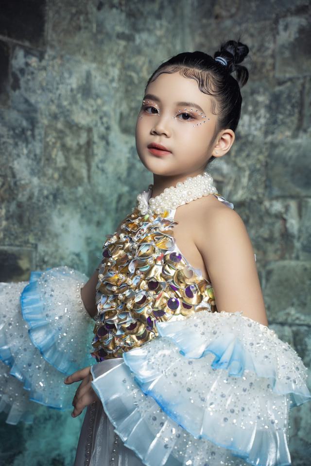 Mẫu nhí 8 tuổi mang giấc mơ thời trang Việt của mẹ đến sàn diễn Thượng hải  - Ảnh 7.