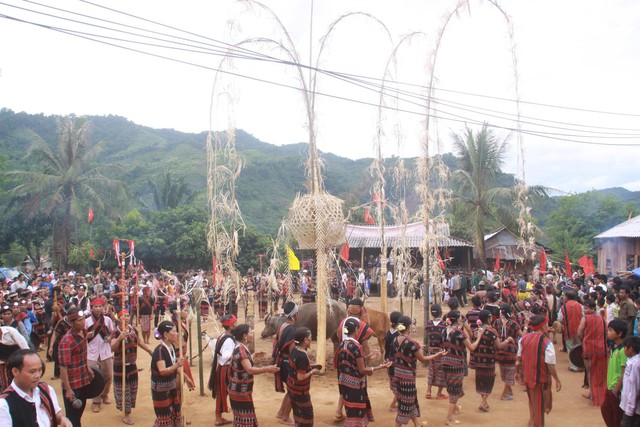 Người dân bản địa nô nức trong lễ hội A riêu ping. Ảnh: Nguyễn Phúc