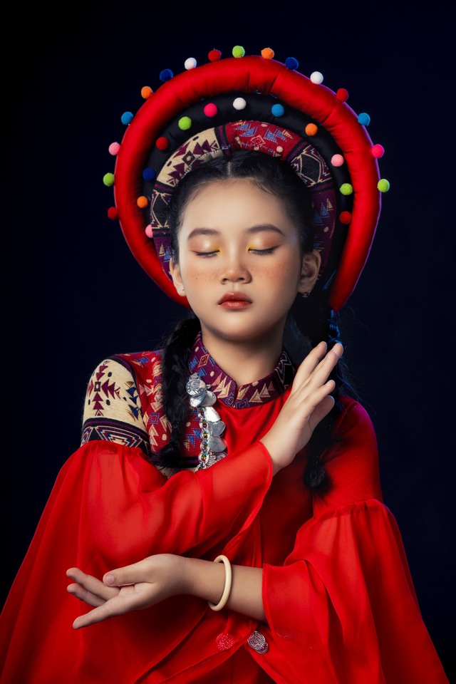 Mẫu nhí 8 tuổi mang giấc mơ thời trang Việt của mẹ đến sàn diễn Thượng hải  - Ảnh 14.