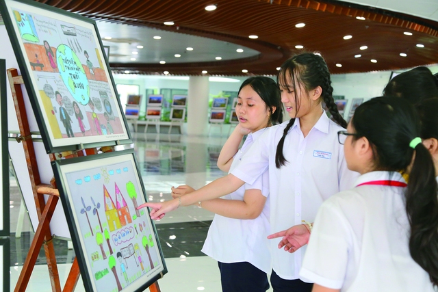 Tranh vẽ tay của các em học sinh tham gia cuộc thi tuyên truyền tiết kiệm điện trên mạng xã hội facebook do EVNCPC tổ chức trong chương trình Tri ân khách hàng 2022 (tháng 12.2022 - 1.2023)