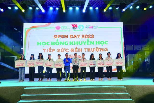 Trao học bổng Khuyến học Hoa Anh Đào cho học sinh THPT Tây nguyên