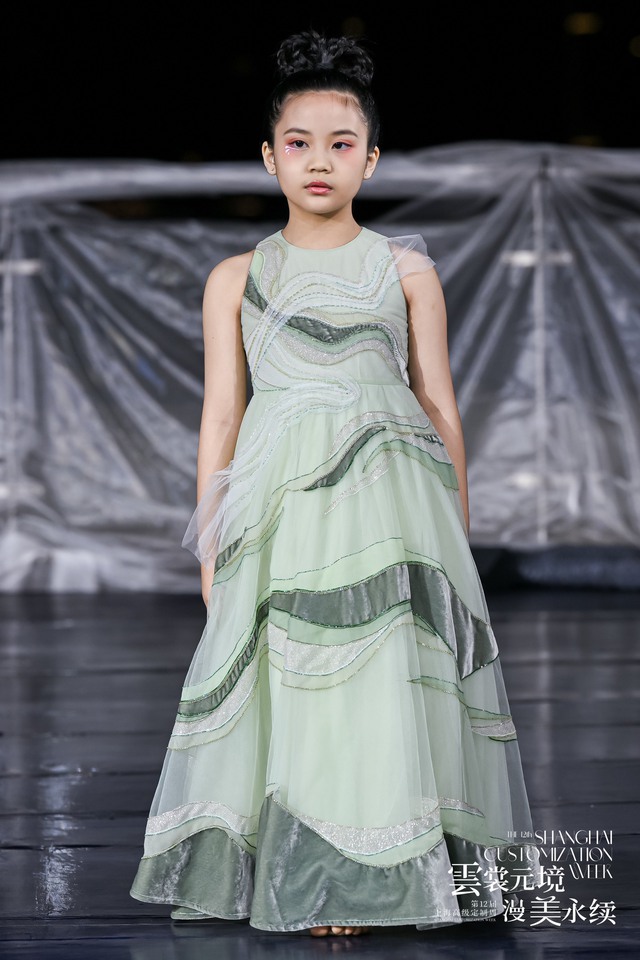 Mẫu nhí 8 tuổi mang giấc mơ thời trang Việt của mẹ đến sàn diễn Thượng hải  - Ảnh 8.