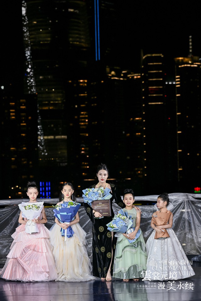 Mẫu nhí 8 tuổi mang giấc mơ thời trang Việt của mẹ đến sàn diễn Thượng hải  - Ảnh 3.