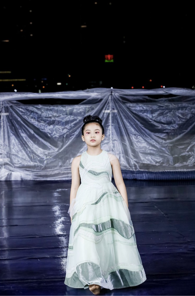 Mẫu nhí 8 tuổi mang giấc mơ thời trang Việt của mẹ đến sàn diễn Thượng hải  - Ảnh 2.