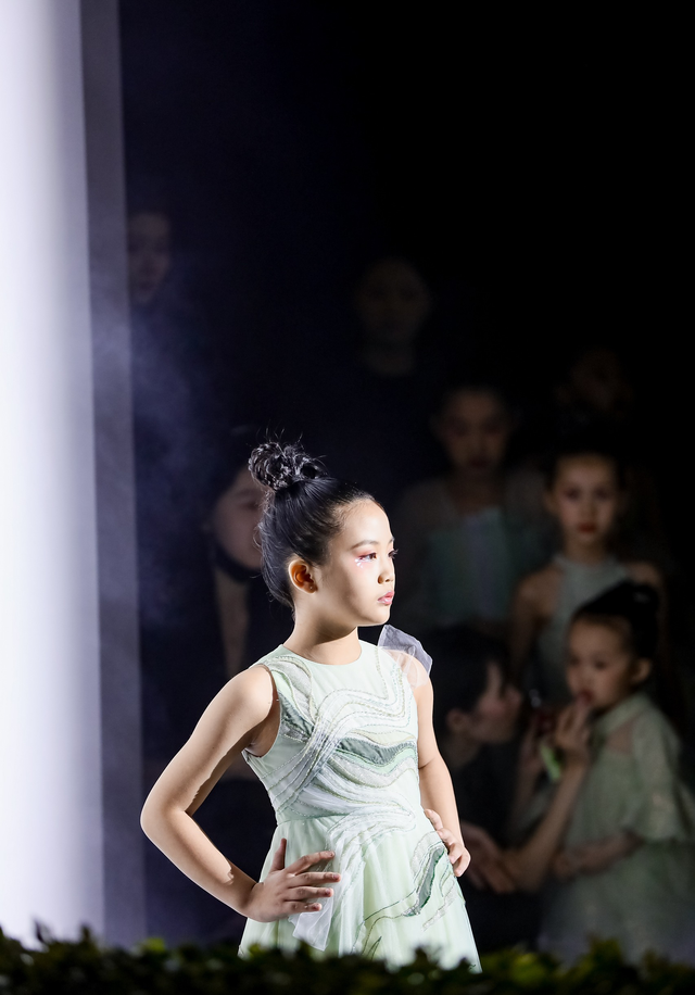 Mẫu nhí 8 tuổi mang giấc mơ thời trang Việt của mẹ đến sàn diễn Thượng hải  - Ảnh 5.