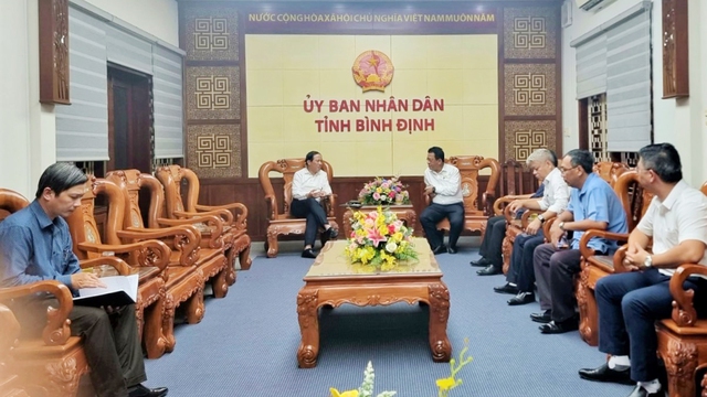 Chủ tịch UBND tỉnh Bình Định làm việc với Tổng giám đốc EVNCPC - Ảnh 1.