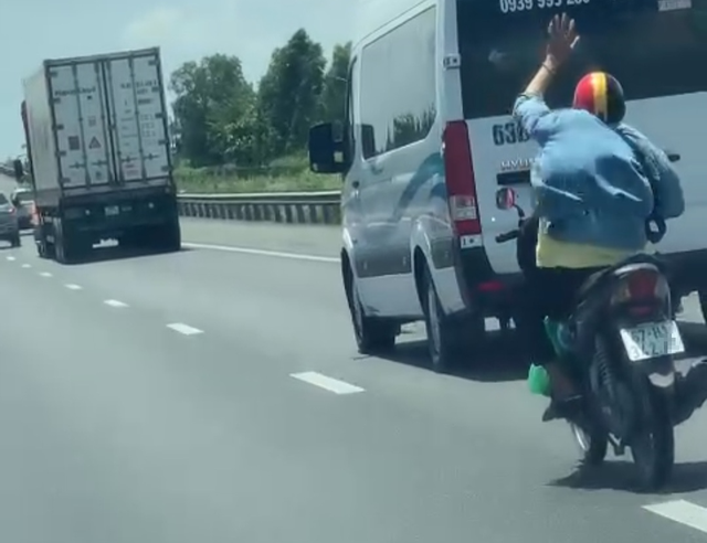 Người đàn ông lạng lách, đánh võng xe máy trên cao tốc TP.HCM - Trung Lương  - Ảnh 2.