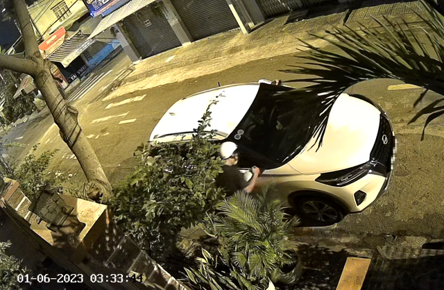 TP.HCM: Ô tô đậu trước nhà bị kẻ gian bẻ kính chiếu hậu trong 15 giây - Ảnh 1.