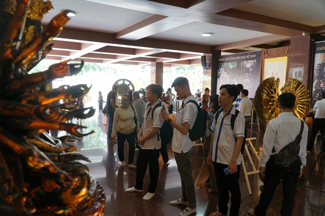 Bạn trẻ đến chùa cầu bình an trong Đại lễ Phật Đản - Ảnh 5. Bạn trẻ đến chùa cầu bình an trong Đại lễ Phật Đản - Ảnh 5.