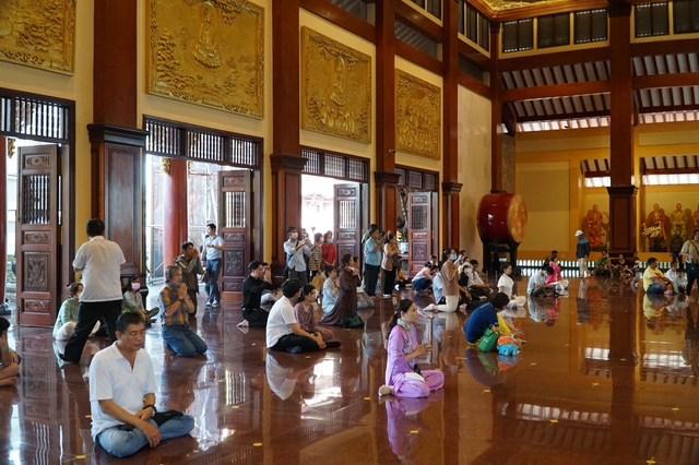 Bạn trẻ đến chùa cầu bình an trong Đại lễ Phật Đản - Ảnh 9. Bạn trẻ đến chùa cầu bình an trong Đại lễ Phật Đản - Ảnh 9.
