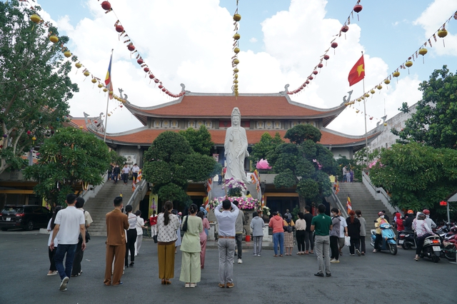 Bạn trẻ đến chùa cầu bình an trong Đại lễ Phật Đản - Ảnh 1. Bạn trẻ đến chùa cầu bình an trong Đại lễ Phật Đản - Ảnh 1.