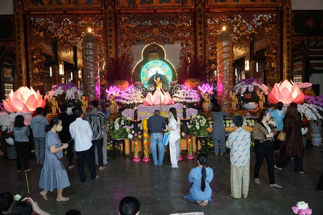 Bạn trẻ đến chùa cầu bình an trong Đại lễ Phật Đản - Ảnh 2.