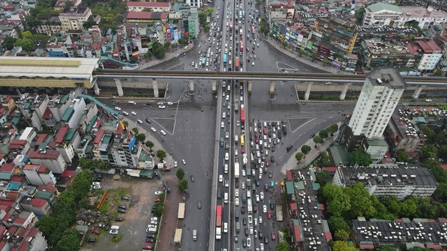 Có thêm 8 'lô cốt', Hà Nội tổ chức lại giao thông đường Nguyễn Trãi - Ảnh 1.