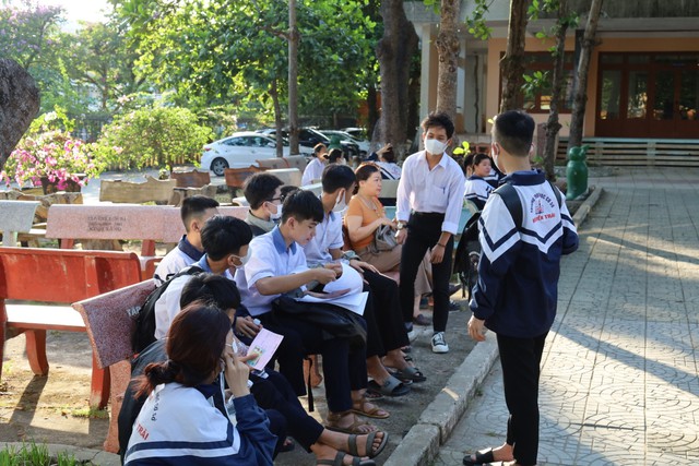 Nền nhiệt giảm trong ngày 9.600 thi sinh Quảng Trị bước vào kỳ thi tuyển lớp 10 - Ảnh 1.