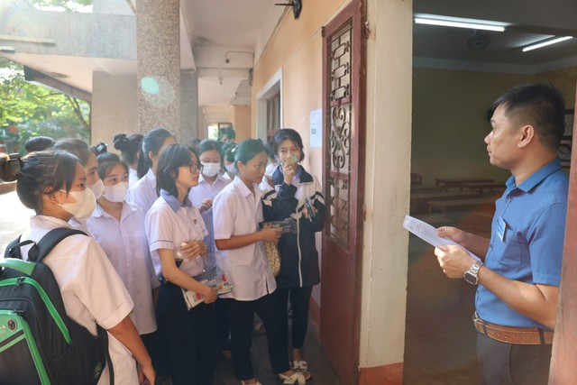 Nền nhiệt giảm trong ngày 9.600 thi sinh Quảng Trị bước vào kỳ thi tuyển lớp 10 - Ảnh 3.