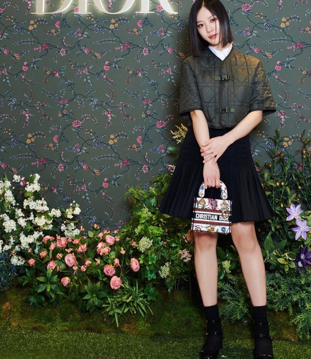 Mini bag tô điểm cho phong cách thời trang của sao Hàn - Ảnh 1.