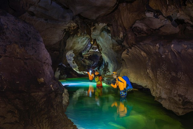 Một ngày thám hiểm hang động mới ở Quảng Bình - Ảnh 4.