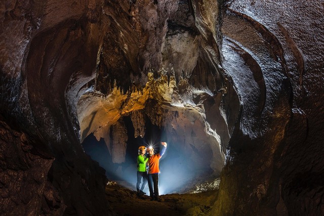 Một ngày thám hiểm hang động mới ở Quảng Bình - Ảnh 2.