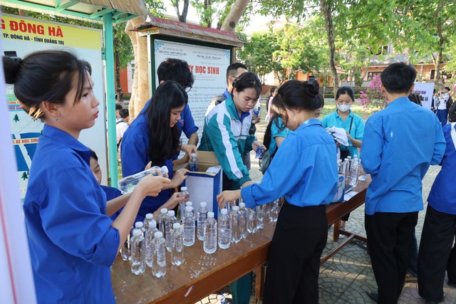 Nền nhiệt giảm trong ngày 9.600 thi sinh Quảng Trị bước vào kỳ thi tuyển lớp 10 - Ảnh 2.