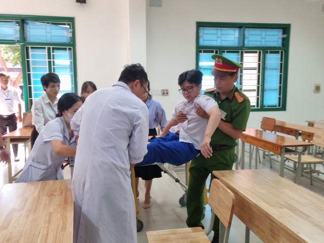Giám đốc Sở GD-ĐT Quảng Trị đẩy xe cho thí sinh bị gãy chân vào phòng thi - Ảnh 2.