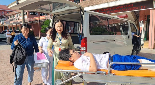 Giám đốc Sở GD-ĐT Quảng Trị đẩy xe cho thí sinh bị gãy chân vào phòng thi - Ảnh 1.
