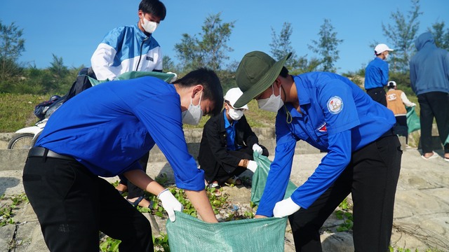 Người trẻ 'đội nắng' hành động vì môi trường - Ảnh 1.