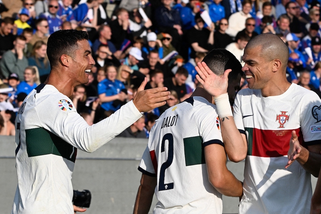 Vòng loại EURO 2024: Ronaldo lập công cho Bồ Đào Nha và thiết lập kỷ lục - Ảnh 1.