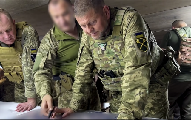 Tổng tư lệnh Ukraine lần đầu thăm binh sĩ tiền tuyến, xua tan tin đồn - Ảnh 1.