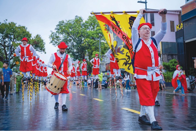 Lễ hội đường phố rộn ràng với đoàn nghệ thuật cà kheo Bỉ tại Festival nghề truyền thống Huế 2023