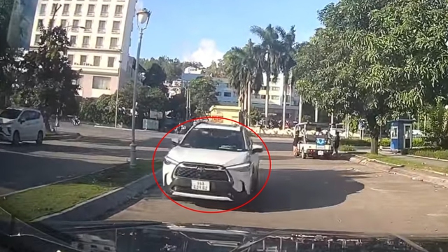 Ô tô Toyota Corolla Cross chạy ngược chiều, lao thẳng vào xe khác ‘như tự sát’ - Ảnh 2.