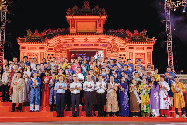 Lãnh đạo tỉnh Thừa Thiên - Huế và TP.Huế tôn vinh các nghệ nhân làng nghề trong nước và quốc tế dự Festival Nghề truyền thống Huế 2023 tại chương trình bế mạc