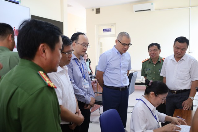 Ông Phạm Đại Dương, Bí thư Tỉnh ủy Phú Yên (giữa), cùng đoàn công tác kiểm tra tại Bộ phận một cửa của UBND H.Tây Hòa