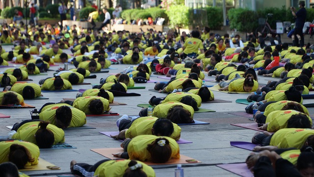 TP.HCM cấm xe đường Lê Lợi để phục vụ người dân tập yoga - Ảnh 1.