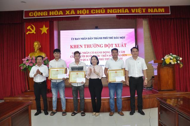 Khen thưởng 3 thanh niên dũng cảm cứu 2 mẹ con người nước ngoài bị nước cuốntrôi - Ảnh 2.