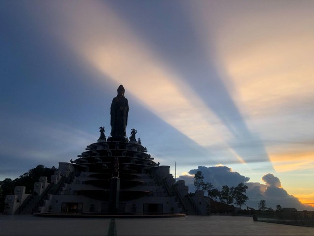 'Mây ngọc' xuất hiện trên đỉnh núi Bà Đen đúng ngày Lễ Vía Linh Sơn Thánh Mẫu - Ảnh 3.