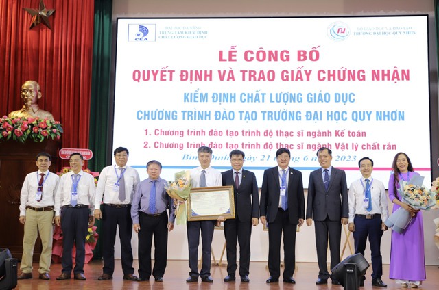 Trao giấy chứng nhận chương trình đào tạo trình độ thạc sĩ cho Đại học Quy Nhơn - Ảnh 1.