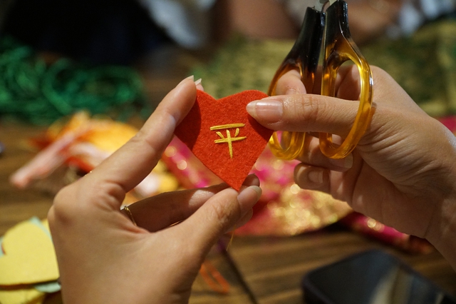 Bạn trẻ khu Chợ Lớn tái hiện túi thơm truyền thống ngày Tết Đoan Ngọ - Ảnh 8.