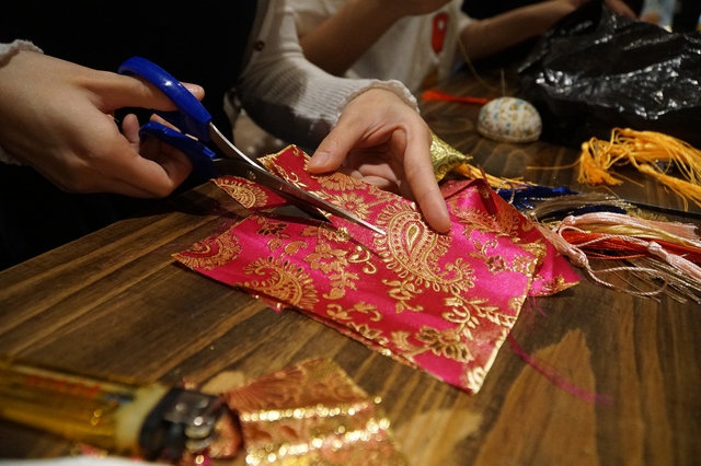 Bạn trẻ khu Chợ Lớn tái hiện túi thơm truyền thống ngày Tết Đoan Ngọ - Ảnh 7.