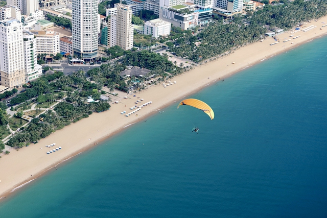 Hàng ngàn du khách ngắm vịnh Nha Trang từ trên cao bằng dù lượn  - Ảnh 1.